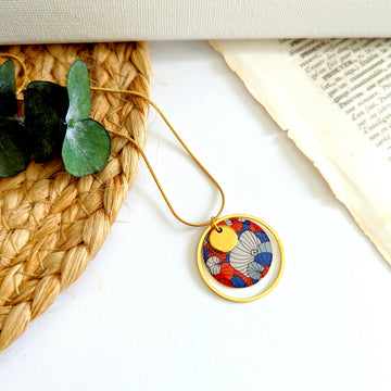 Collier pendentif bleu et rouge en résine pour femme - Motif JAPON