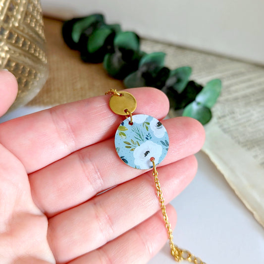 Bracelet Fleurs délicates blanches sur fond vert d'eau pour femme