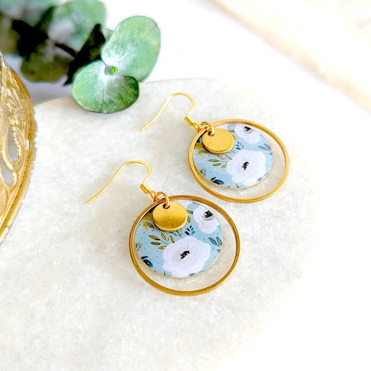 Boucles d'oreilles fleurs blanches sur fond vert d'eau pour femme