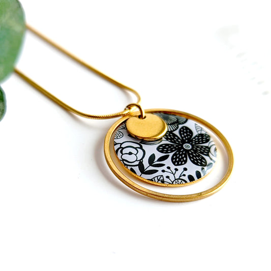 Collier pendentif en résine pour femme - Motif Floral Noir et Blanc