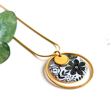 Collier pendentif en résine pour femme - Motif Floral Noir et Blanc