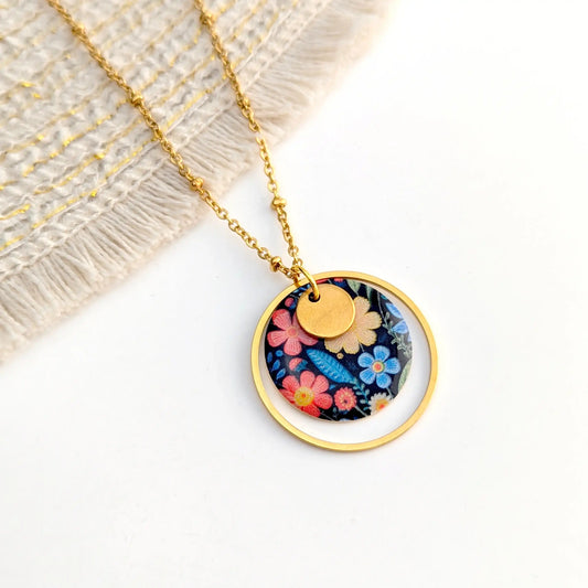 Collier pendentif fleur folk en résine pour femme
