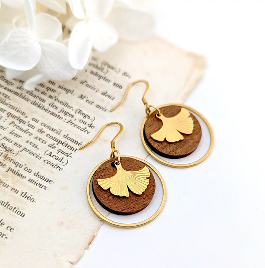 Boucles d’oreilles ginkgo pendantes et rondes en bois et acier inoxydable doré