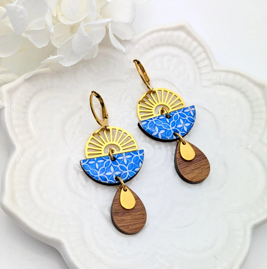 Boucles d’oreilles géométriques en bois et résine - Bleu de Grèce