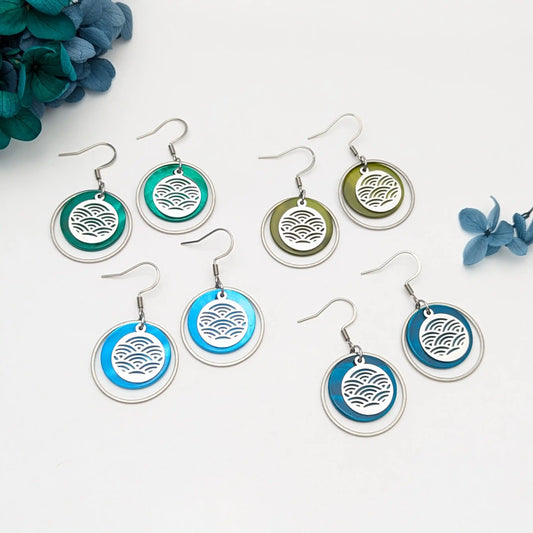 Boucles d’oreilles vagues japonaises en nacre et acier inoxydable