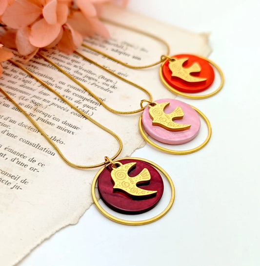 Collier Hirondelle Liberté en nacre colorée et acier inoxydable