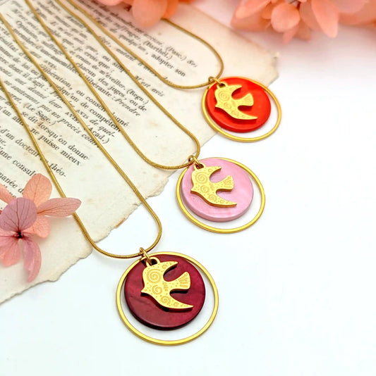 Collier Hirondelle Liberté en nacre colorée et acier inoxydable