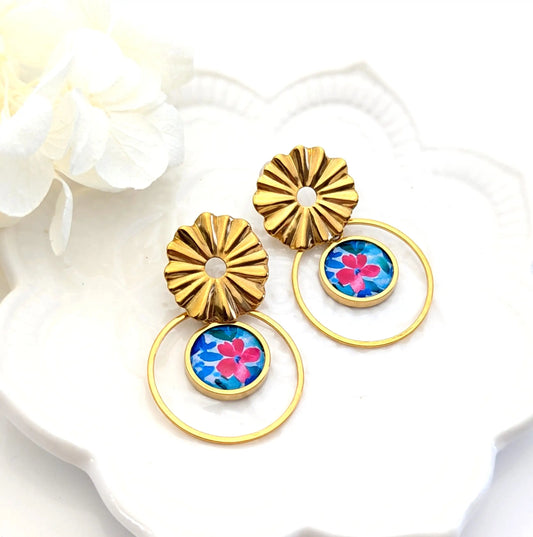 Boucles d'oreilles cabochon en résine pour femme - Fleur framboise et bleue