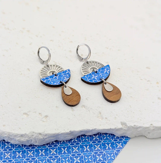 Boucles d’oreilles géométriques en bois et résine - Bleu de Grèce