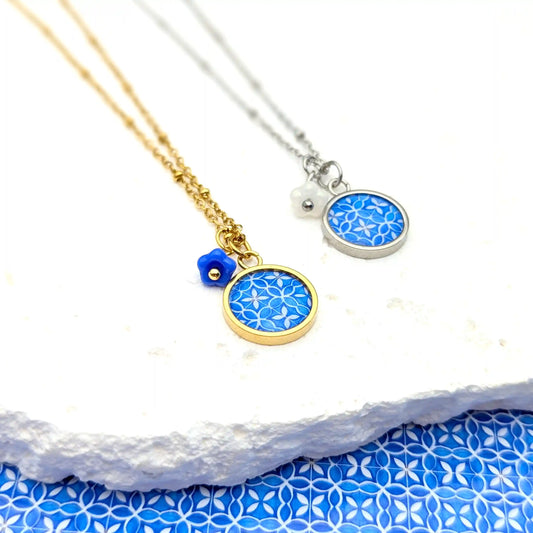Collier pendentif cabochon et fleur en verre - Mosaïque bleue