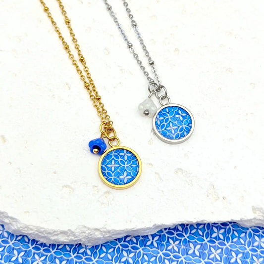 Collier pendentif cabochon et fleur en verre - Mosaïque bleue