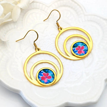 Boucles d'oreilles créoles fleur rose framboise et bleu en résine pour femme