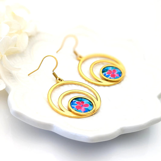 Boucles d'oreilles créoles fleur rose framboise et bleu en résine pour femme