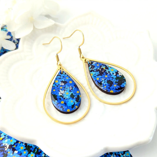 Boucles d’oreilles pendantes gouttes en bois et résine - Fleurs bleu nuit