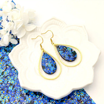 Boucles d’oreilles pendantes gouttes en bois et résine - Fleurs bleu nuit