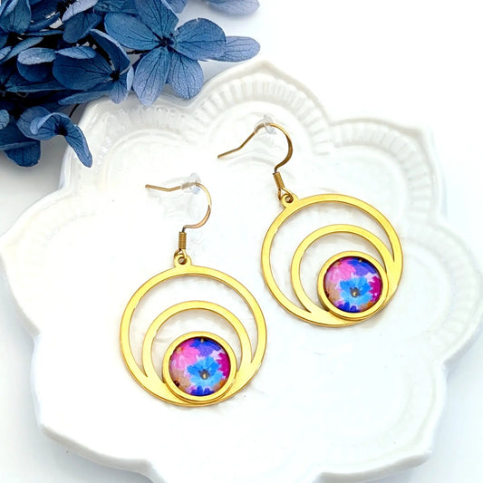 Boucles d'oreilles créoles cabochons pour femme - Fleurs aquarelle bleu et mauve