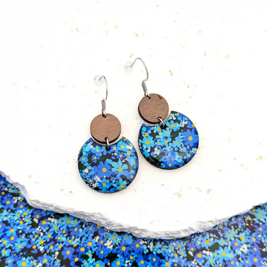 Boucles d’oreilles rondes en bois et résine - Fleurs bleu nuit