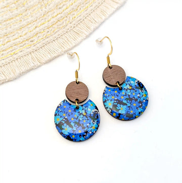Boucles d’oreilles rondes en bois et résine - Fleurs bleu nuit
