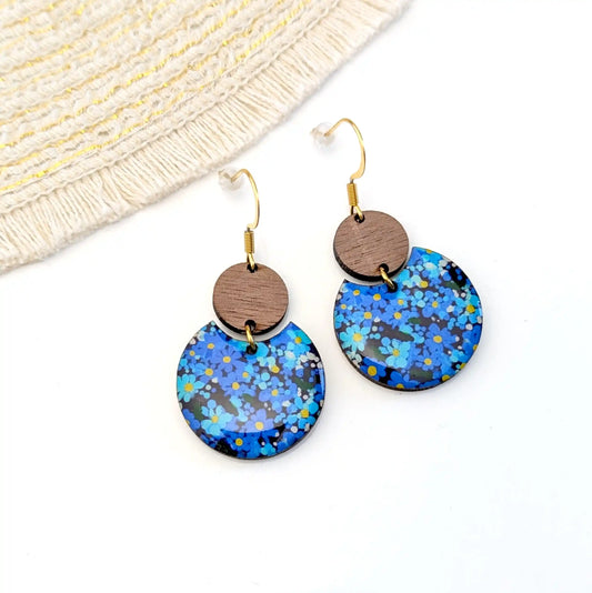 Boucles d’oreilles rondes en bois et résine - Fleurs bleu nuit