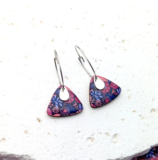 Boucles d’oreilles créoles pendentifs triangle en bois et résine - Fleurs rose et mauve