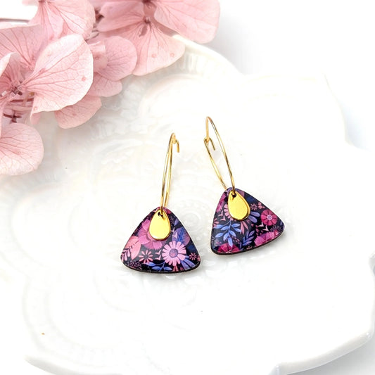 Boucles d’oreilles créoles pendentifs triangle en bois et résine - Fleurs rose et mauve