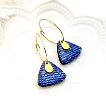 Boucles d’oreilles créoles pendentifs triangle en bois et résine - Denim bleu
