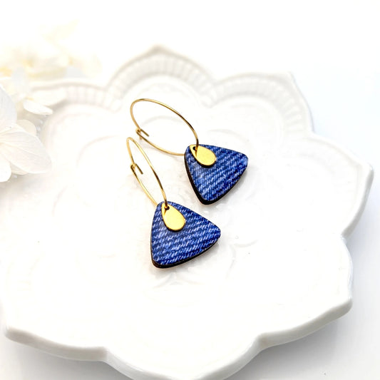 Boucles d’oreilles créoles pendentifs triangle en bois et résine - Denim bleu
