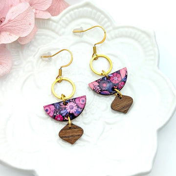 Boucles d’oreilles demi-lune en bois et résine - Fleurs mauve et rose