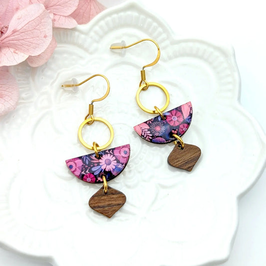 Boucles d’oreilles demi-lune en bois et résine - Fleurs mauve et rose