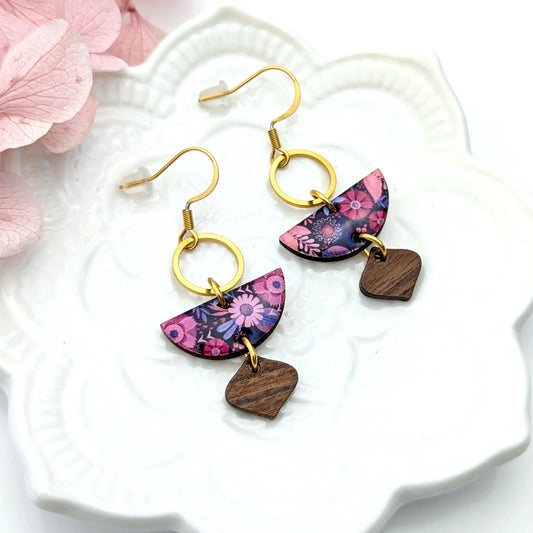 Boucles d’oreilles demi-lune en bois et résine - Fleurs mauve et rose