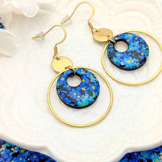 Boucles d’oreilles pendantes rondes en bois et résine - Fleurs bleu nuit
