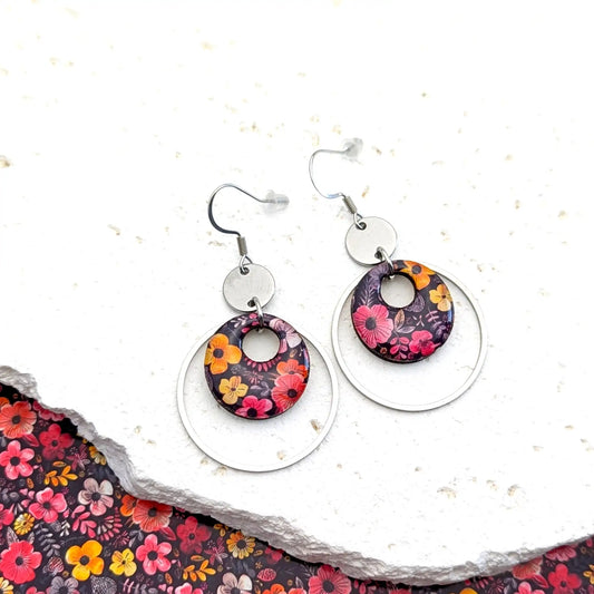 Boucles d’oreilles pendantes rondes en bois et résine - Fleurs bordeaux et noir