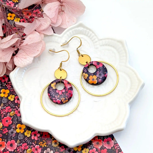 Boucles d’oreilles pendantes rondes en bois et résine - Fleurs bordeaux et noir
