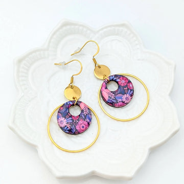 Boucles d’oreilles pendantes rondes en bois et résine - Fleurs mauve