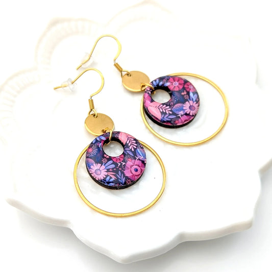 Boucles d’oreilles pendantes rondes en bois et résine - Fleurs mauve