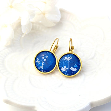 Boucles d'oreilles dormeuses cabochons pour femme - Cyanotype
