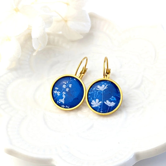Boucles d'oreilles dormeuses cabochons pour femme - Cyanotype
