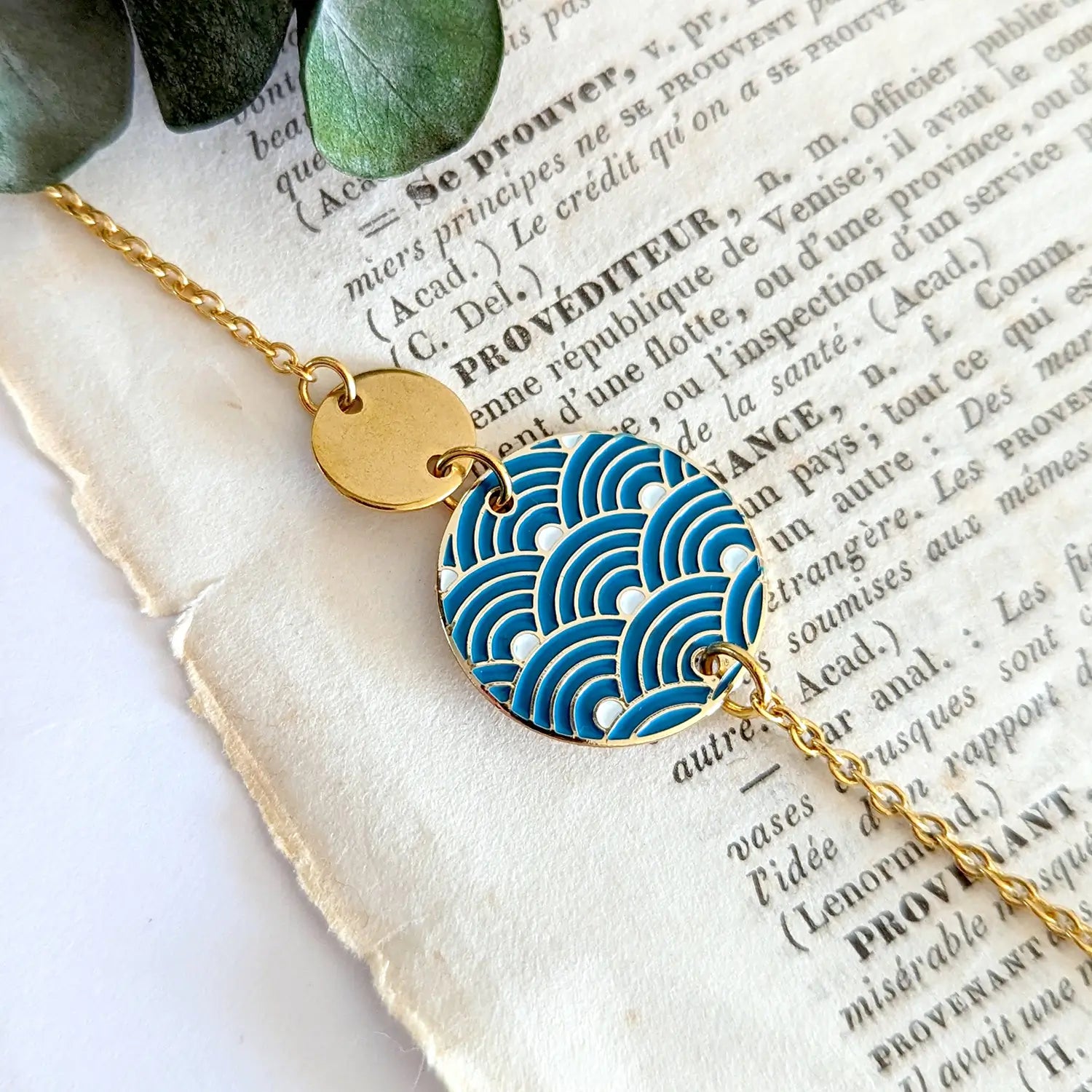 bracelet-dore-motif-vagues-bleues-japonaises