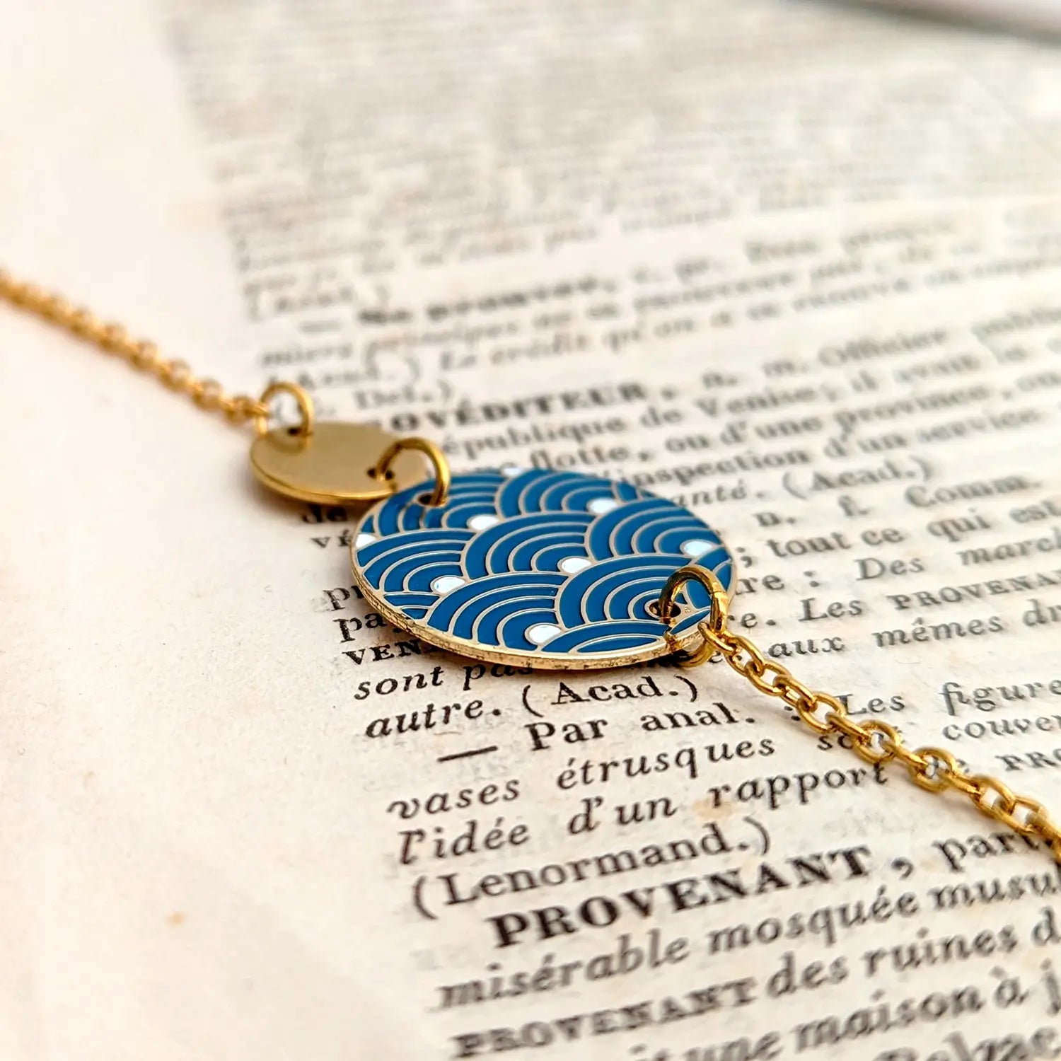 bracelet-fin-dore-medaillon-bleu