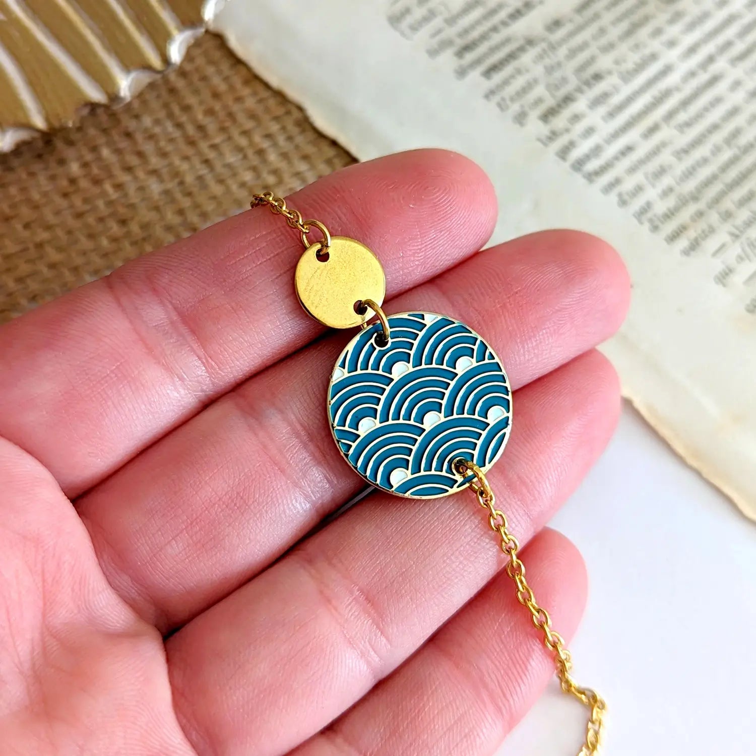 bracelet-medaillon-vagues-bleues-japonaises