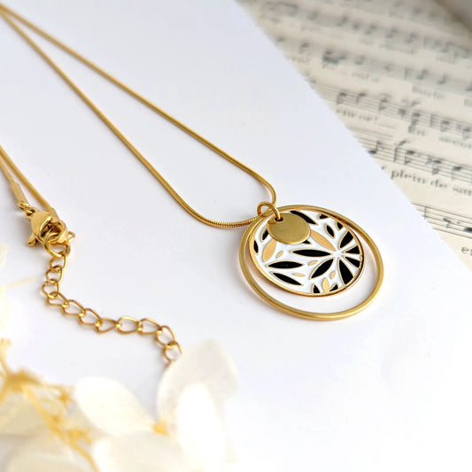 Collier pendentif en émail fleurs or, noir et blanc pour femme