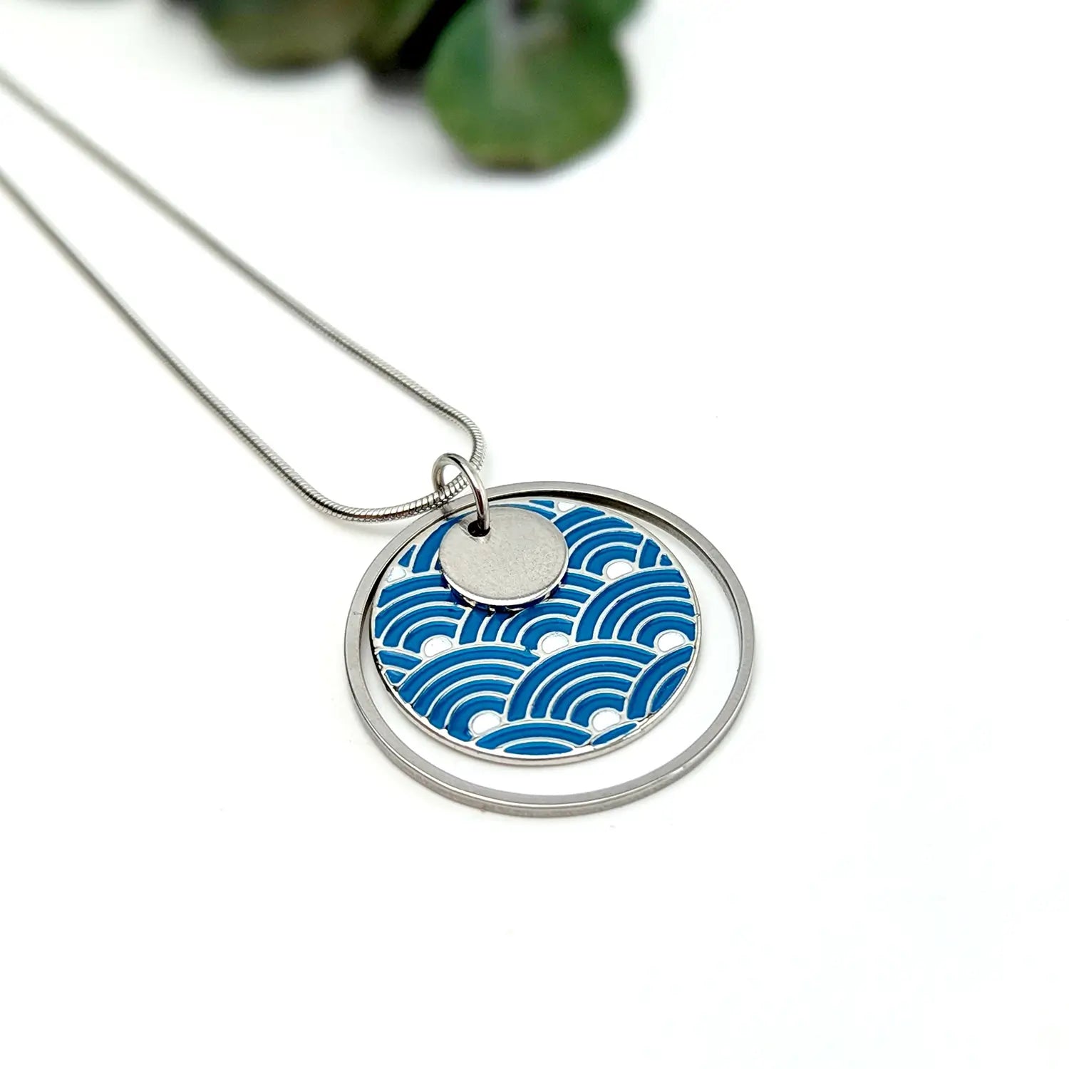 collier-acier-argent-medaillon-vagues-bleues