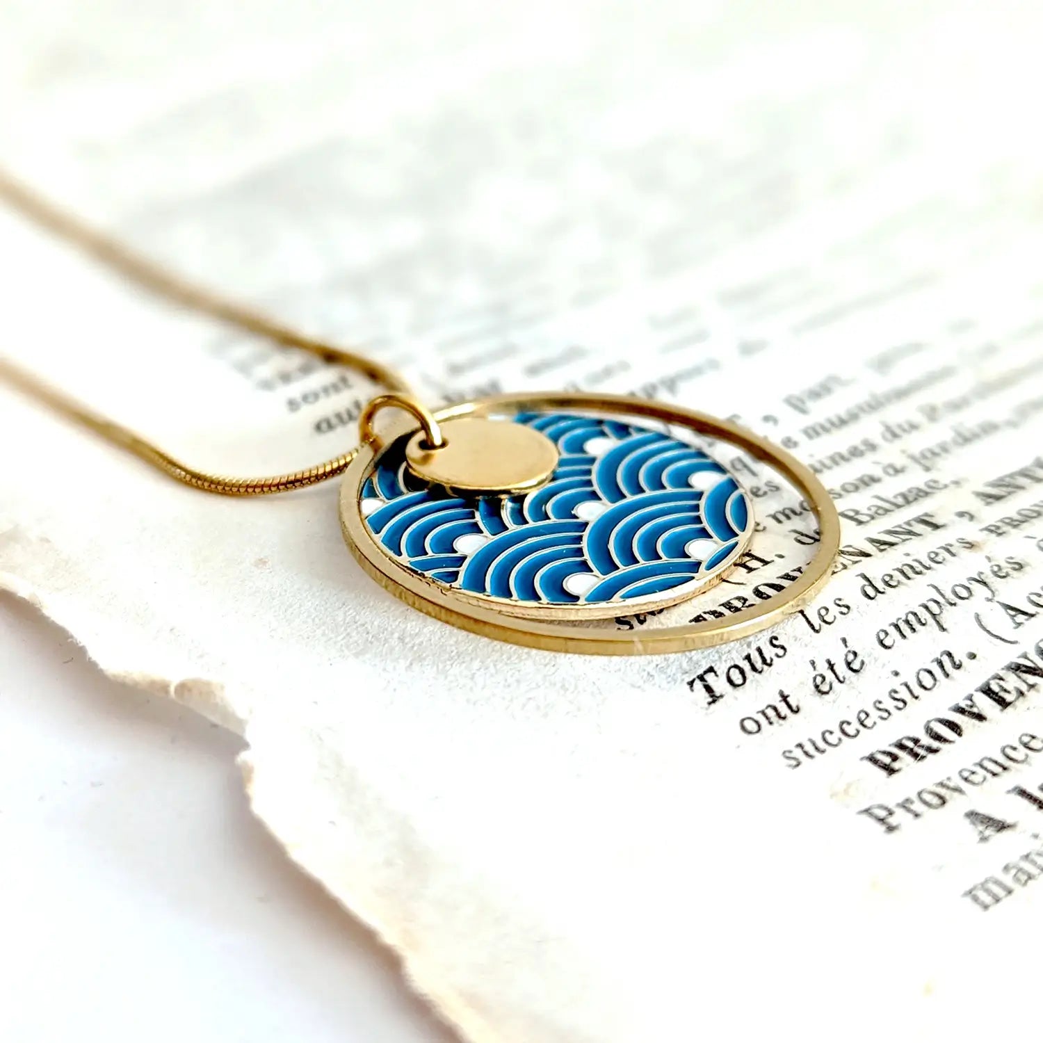 collier-dore-medaillon-vagues-bleues-japonaise