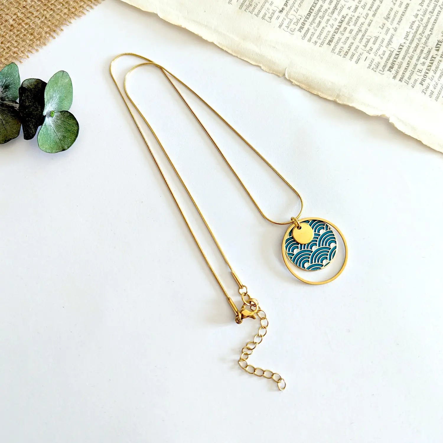 collier-or-medaillon-vagues-bleues-japonaise