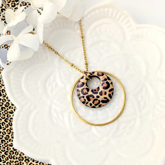 Collier long et pendentif rond en bois et résine - Léopard