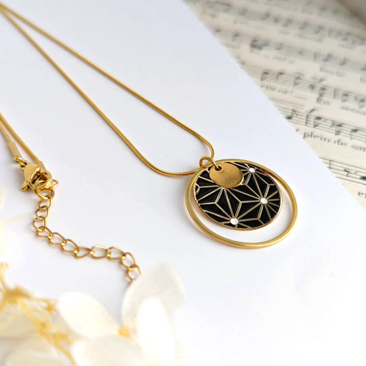 Collier pendentif rond en émail pour femme - Motif étoiles noir et blanc