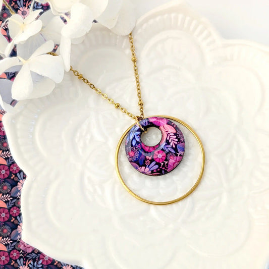 Collier long et pendentif rond en bois et résine - Fleurs rose et mauve