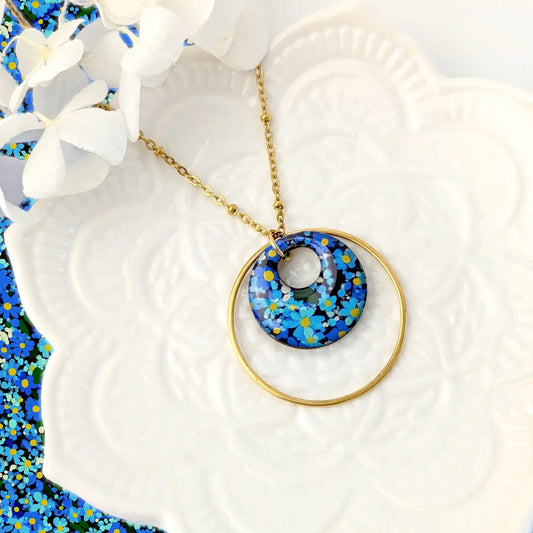 Collier long et pendentif rond en bois et résine - Fleurs bleu nuit