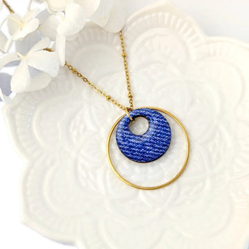Collier long et pendentif rond en bois et résine - Denim bleu