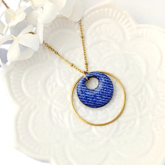 Collier long et pendentif rond en bois et résine - Denim bleu